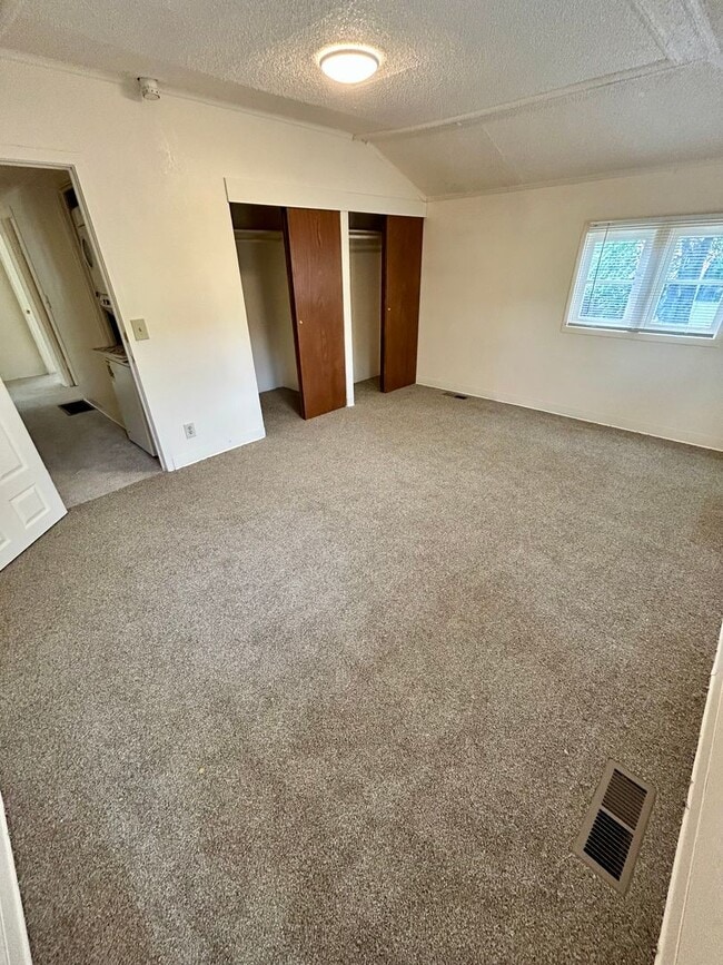 Building Photo - Three Bedroom, One Bathroom House with Fenced Yard