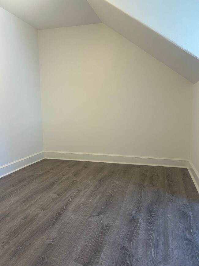 Building Photo - Beautiful 3BR/1.5BA Home Available Septemb...