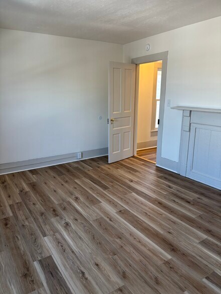 Building Photo - 19 W Chartes St