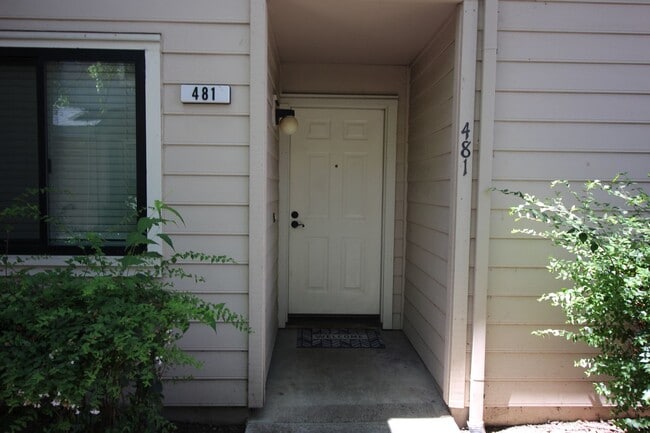 Building Photo - 2 Bedroom Condo For Rent