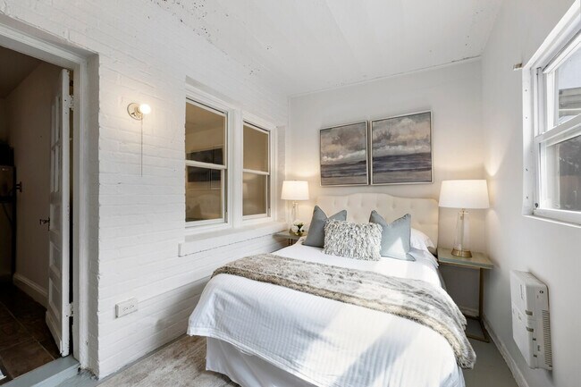 Building Photo - 1701 14th St SE