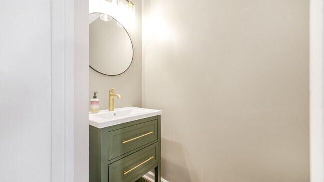 Building Photo - UPDATED 2BR/2.5 BA Condo with Garage in the Heart of Ghent