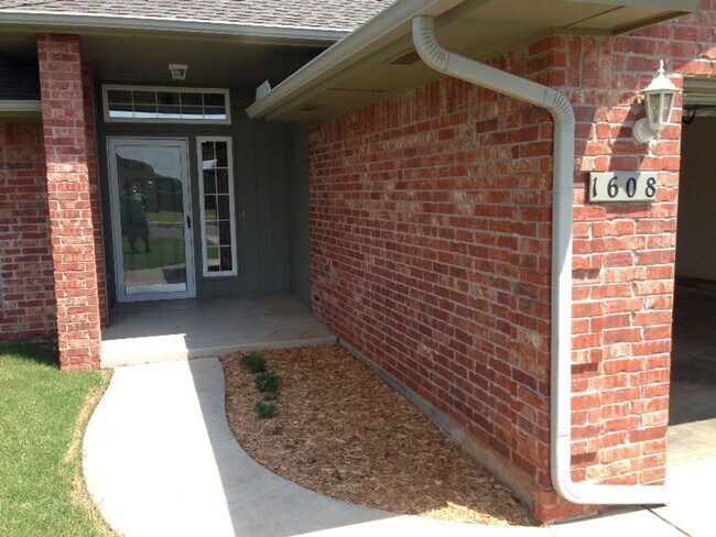 Building Photo - 3 Bed + Office - Moore Schools - Must See