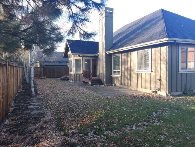 Building Photo - Stunning 4x2 with all bedrooms on the main...