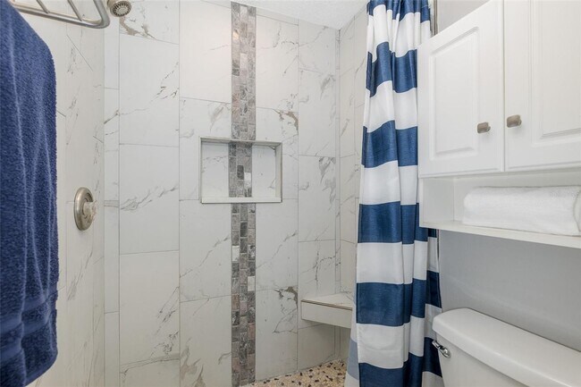Building Photo - Beautifully Updated Condo