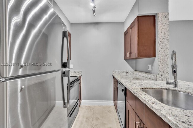 Building Photo - 2811 N Oakland Forest Dr