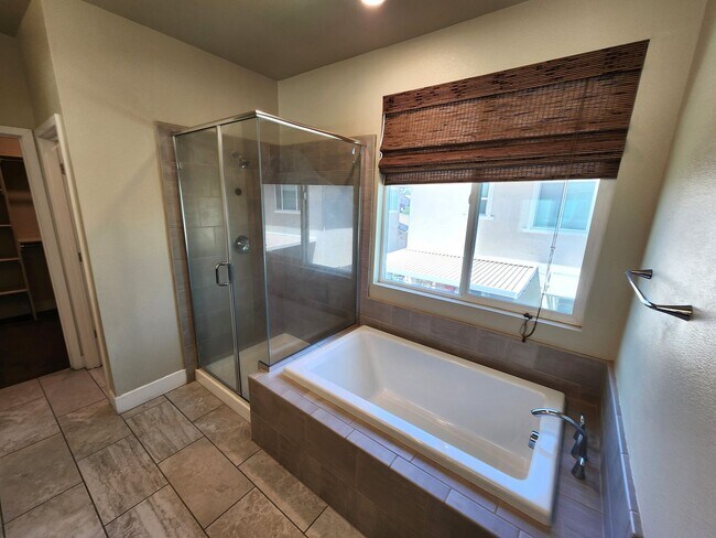 Building Photo - 4549 Maple Crest St