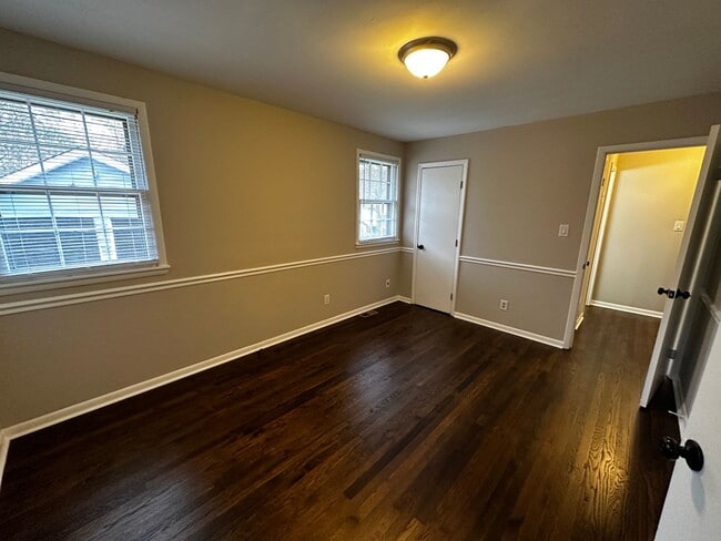 Building Photo - Darling Renovated 3 Bedroom Ranch in Conve...