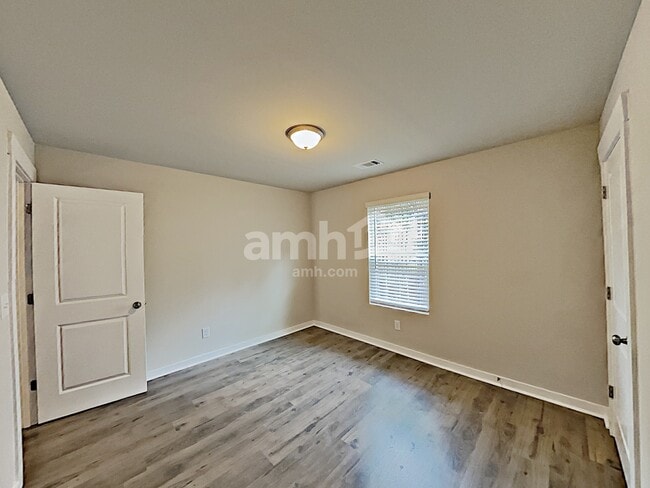 Building Photo - 518 Camp dr