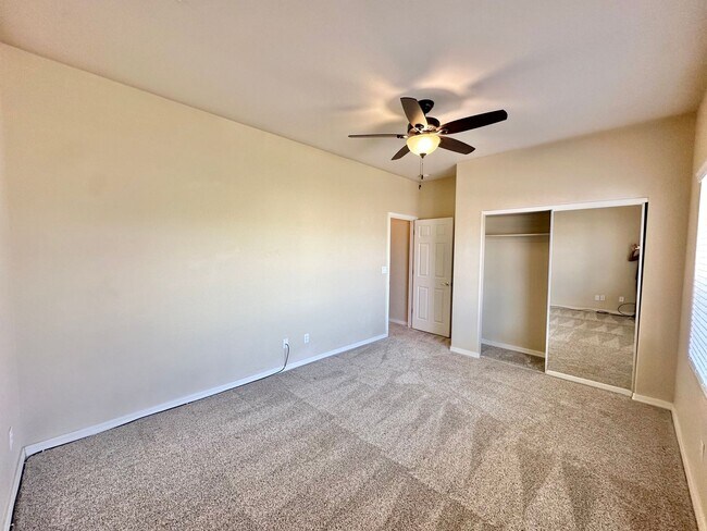 Building Photo - Beautiful 3 bedroom, 3 bathroom home with ...