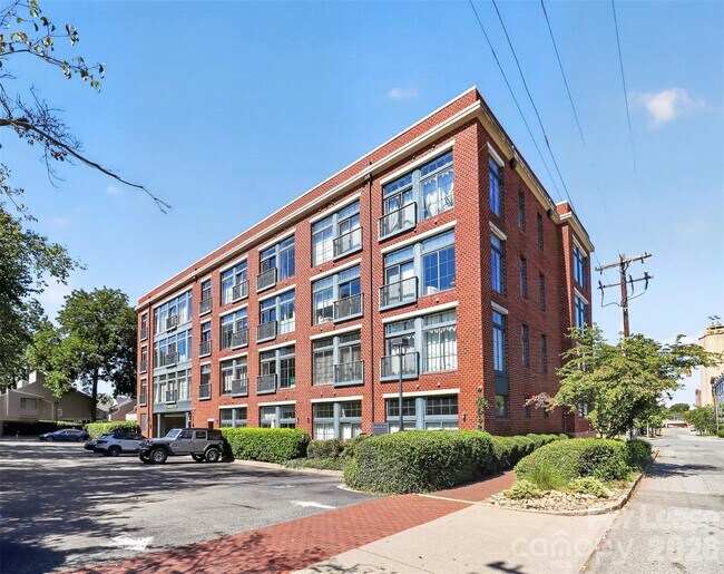 Building Photo - 626 N Graham St