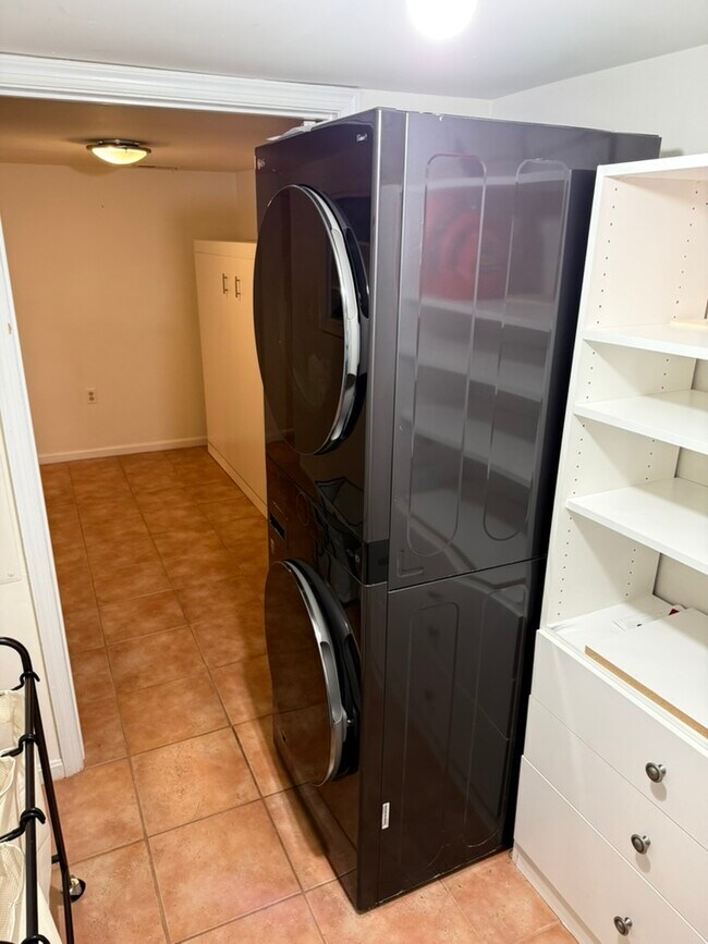 Building Photo - 661 Morris Pl NE