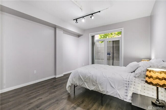 Building Photo - 103 Bellevue Ave E
