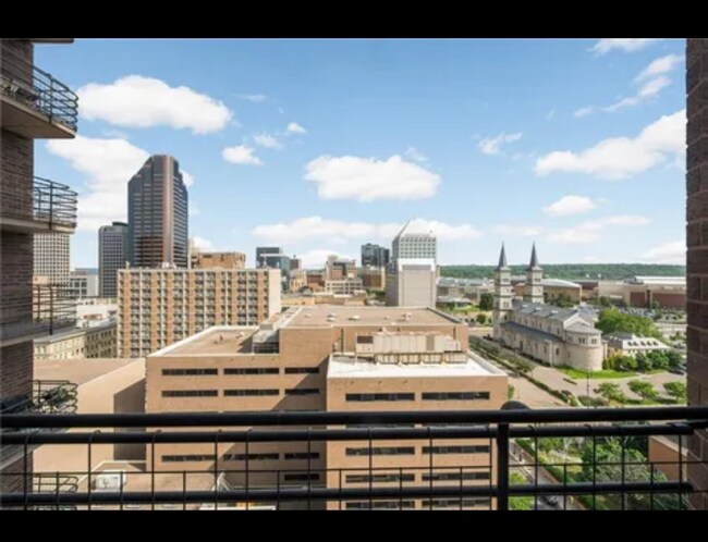 Building Photo - Spacious 2 Bedroom Condo