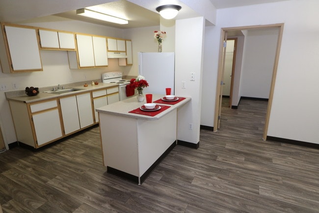 Valencia Court, 200 Valencia Dr, Albuquerque, NM, 87108 - Casa de Sierra Senior Apartments