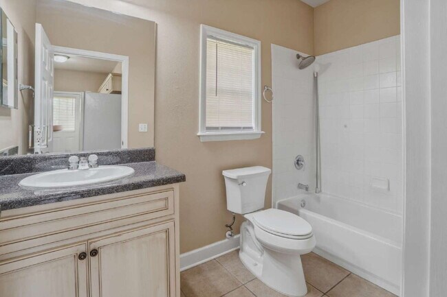 Building Photo - Beautifully Renovated 3 BD 3 BA Single Family Home Near Florida State University Campus.