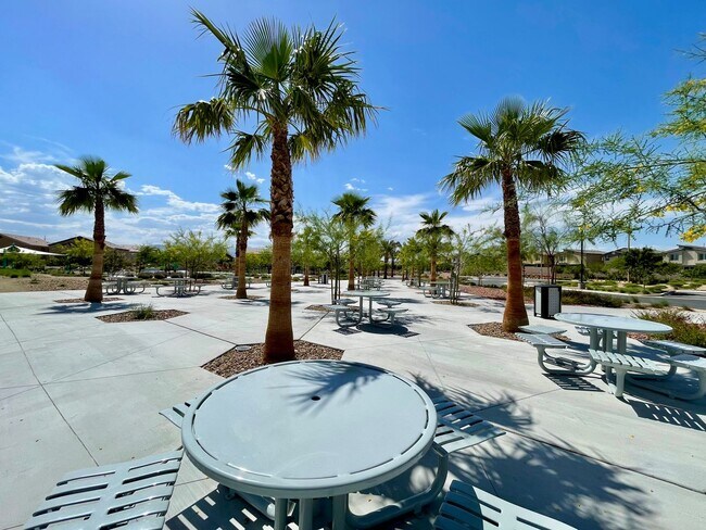 Building Photo - AMAZING GATED 3 BED 2.5 BATH 2 CAR GARAGE !