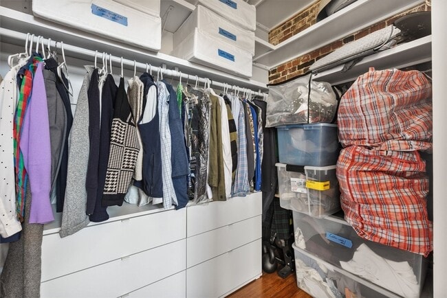 Building Photo - 320 W 2nd St