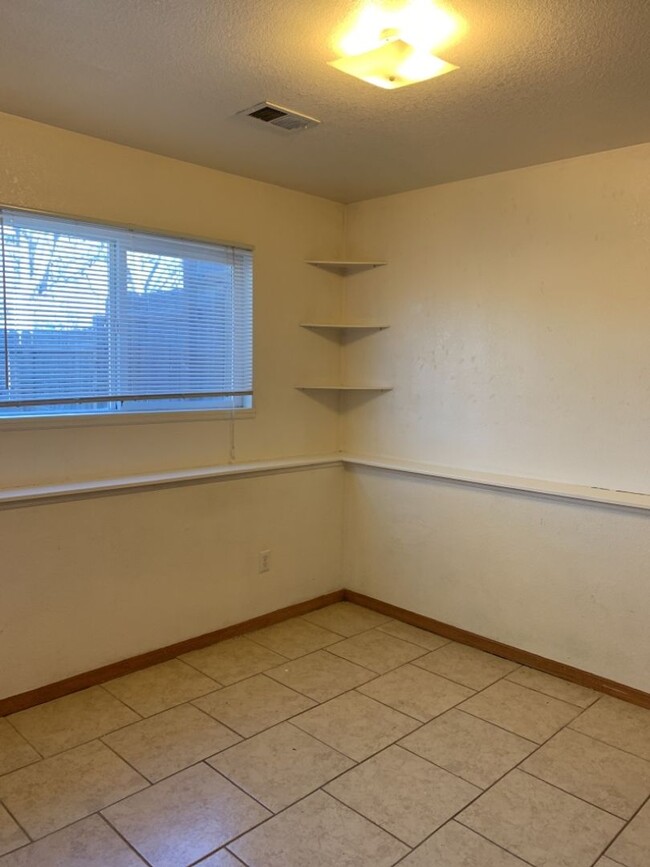 Building Photo - STUDENTS WELCOME! 4 Bed 2 Bath House 1 Blo...