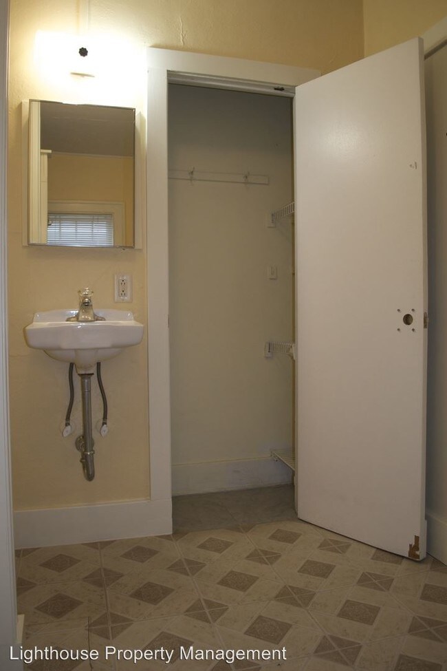 Building Photo - 224 Lyon St NE