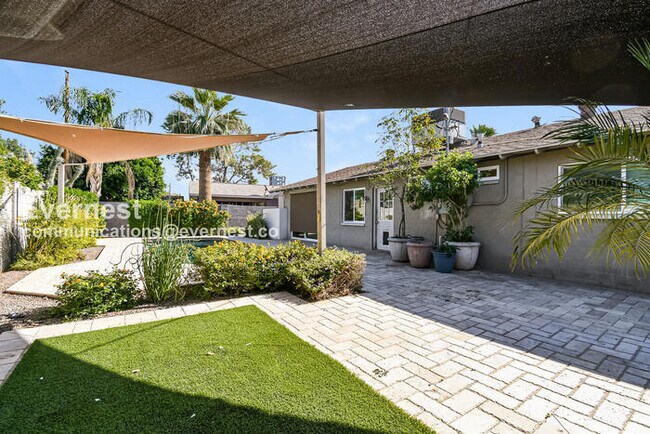 Building Photo - 8726 E Bonnie Rose Ave