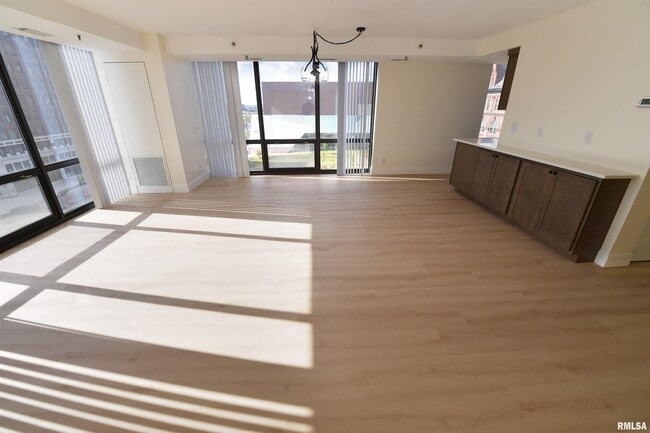 Building Photo - 123 SW Jefferson Ave