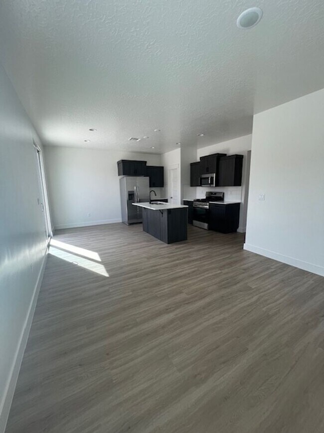 Building Photo - SPACIOUS HOME FOR RENT!