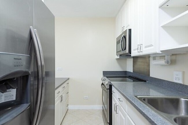 Building Photo - Centrally Located Queen Emma Gardens,
