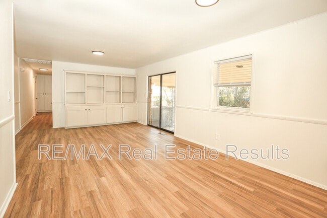 Building Photo - 2842 N Loxley Ave