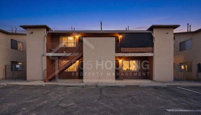 Building Photo - Spacious 2-Bedroom Unit Near Kirtland Air Force Base