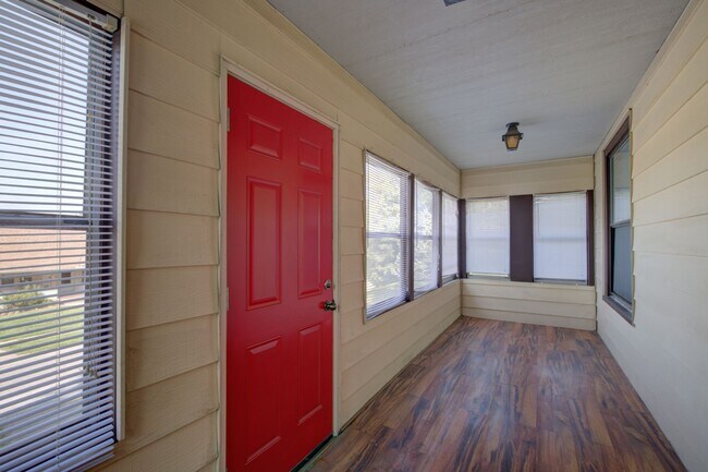 Building Photo - 4205 Pacific. Available June 2026.  3 bedroom, 2 bath, 2.5 car garage.  Does not qualify for gove...