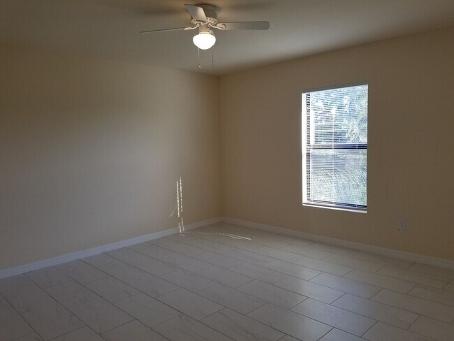 Building Photo - 3 Bedroom 2 Bath 1 Car Garage Waterfront D...