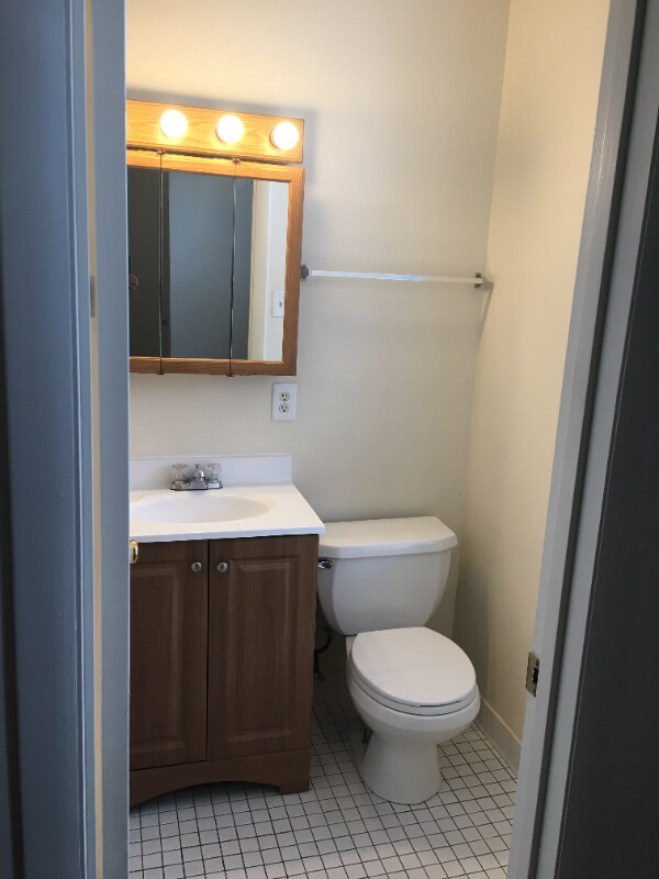 Building Photo - 15 E Read St