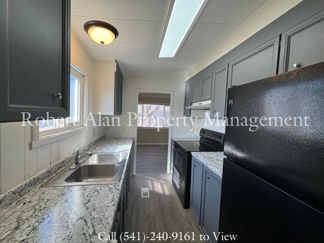 Building Photo - 4008 NE Riverside Ave