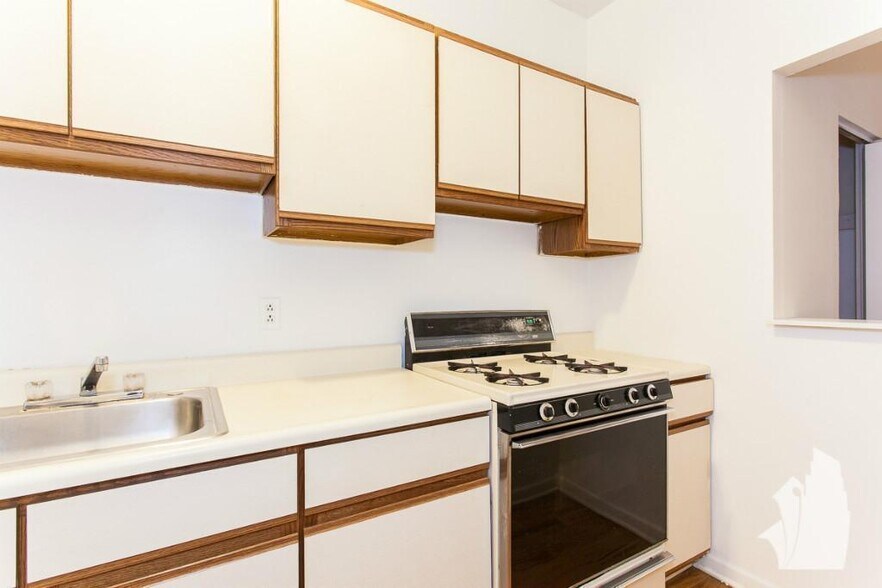 Building Photo - 660 W Cornelia Ave