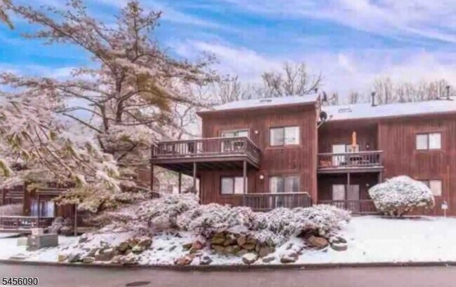 Building Photo - 12 Stonehill Dr