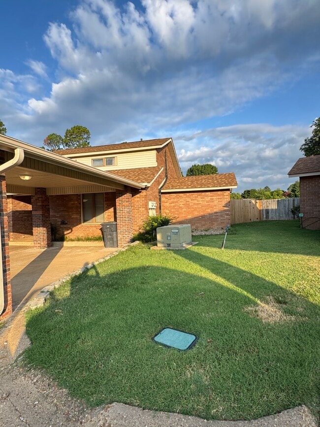 Building Photo - 2 or 3 Bed / 2 Bath Condo in Greenbriar Available Soon!