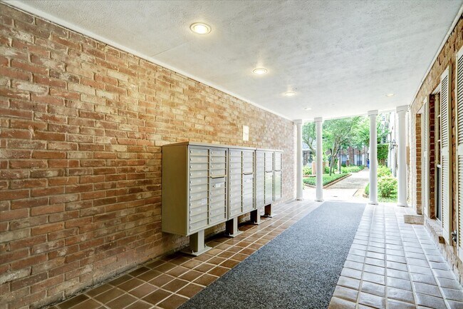 Building Photo - 353 N Post Oak Ln