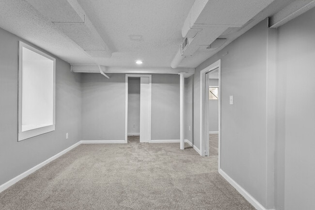 Building Photo - 231 E 74 Terrace