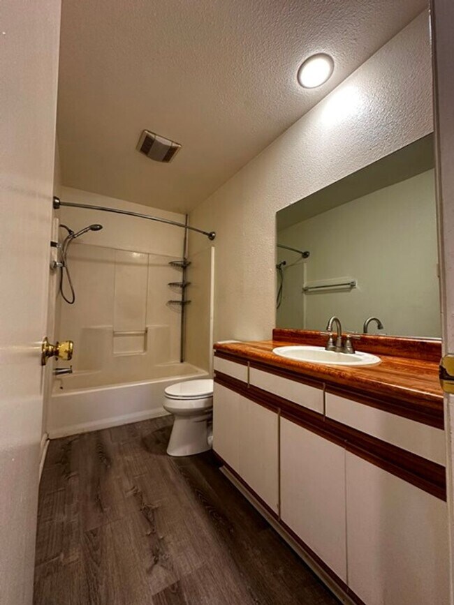 Building Photo - 2 bedroom duplex