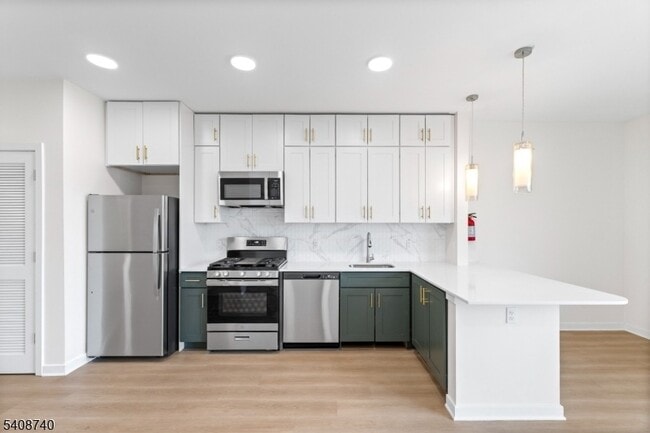 Building Photo - 321 E 3rd St