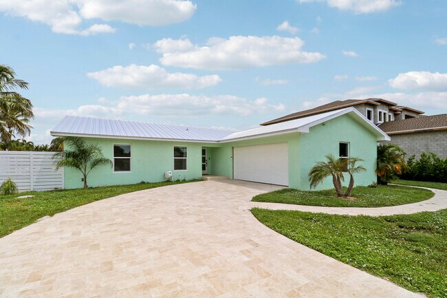 Building Photo - 2443 E Edgewater Dr