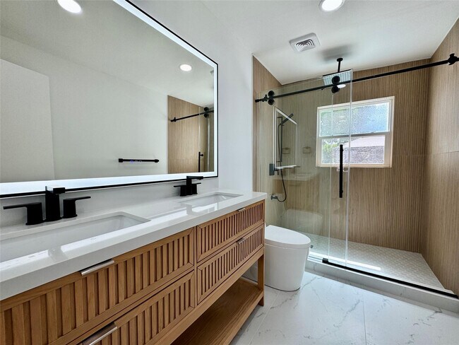 Building Photo - 1008 Mango Isle