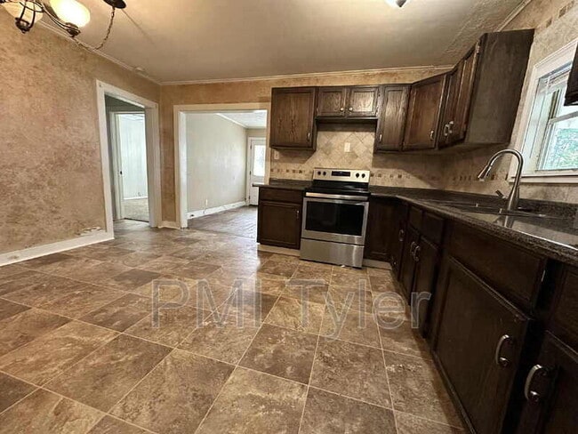 Building Photo - 427 Turkey Creek Dr
