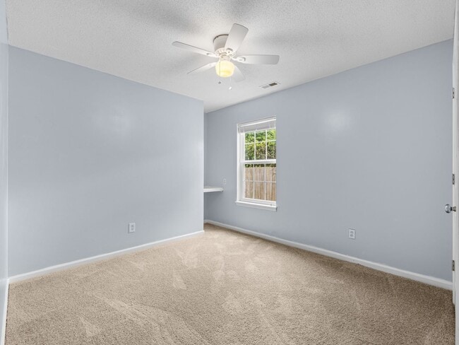 Building Photo - Beautiful 4 Bedroom Home with Bonus Room and Fenced Yard