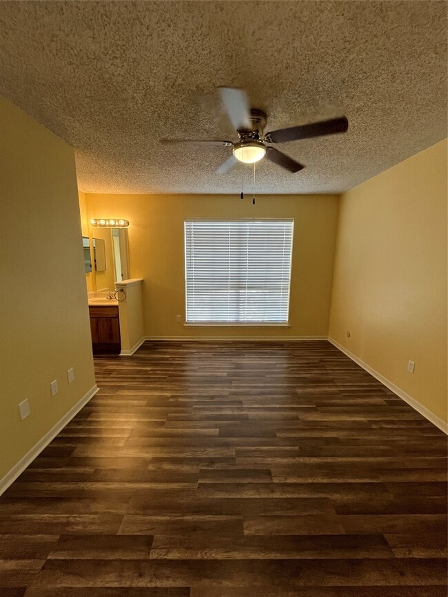 Building Photo - 3919 Fairmont Pkwy