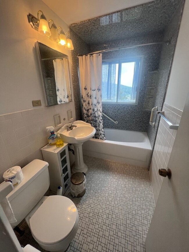 Building Photo - Spacious One Bedroom Apartment- City views!