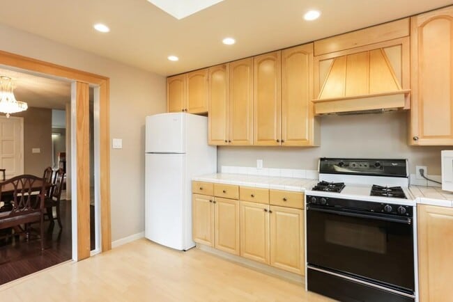 Building Photo - 3087 Balearic Dr SE