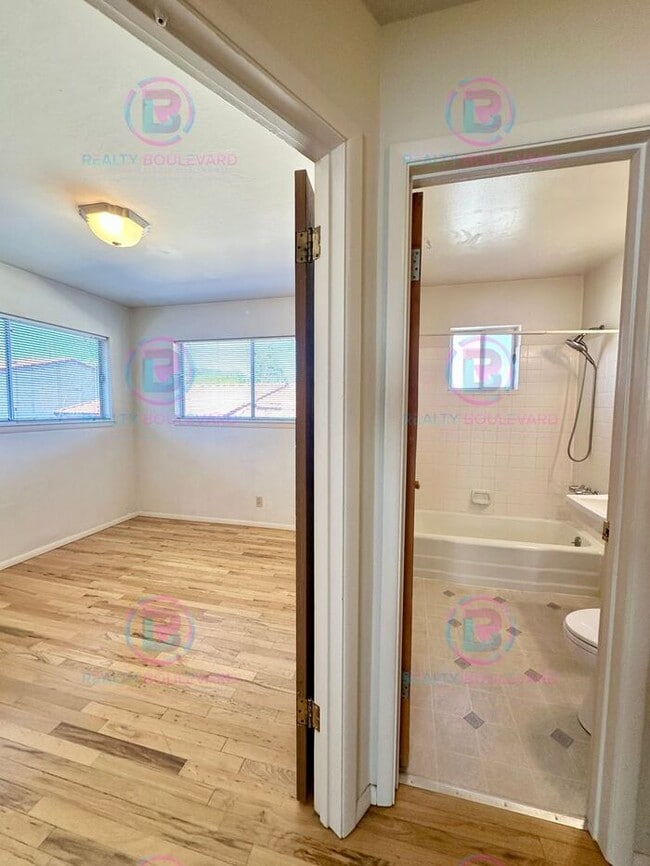 Building Photo - Delightful One-Bedroom + Office Near Idlew...