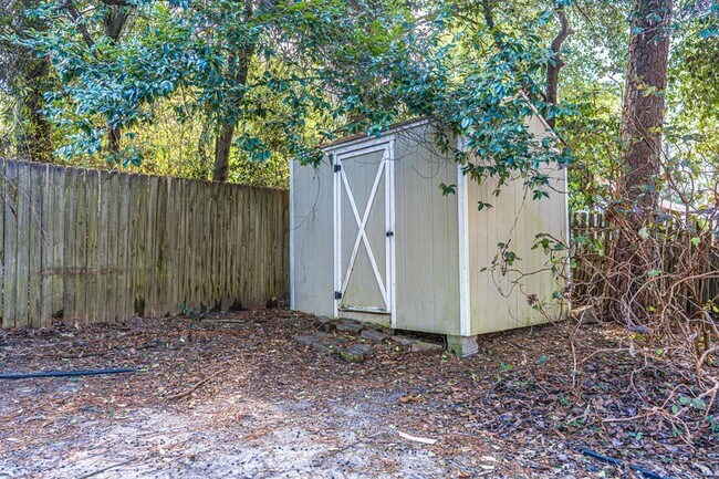 Building Photo - 445 N May St